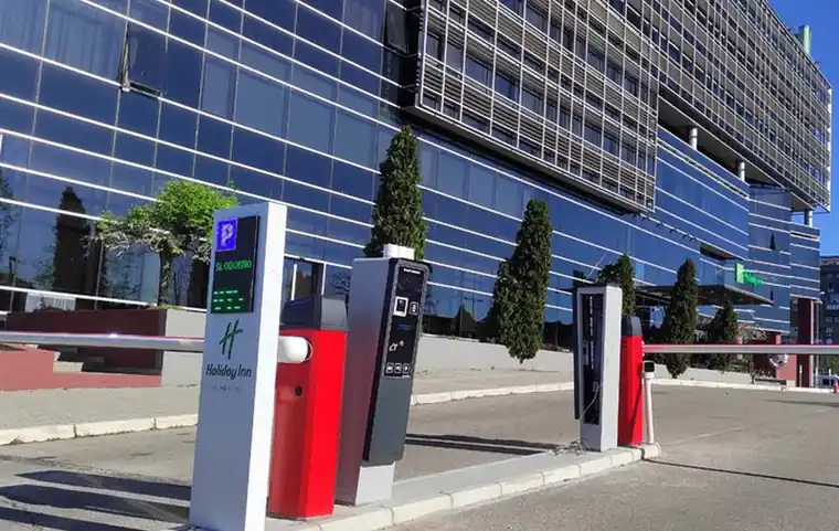 Parking sistem sa rampom, displejem i kontrolom ulaza